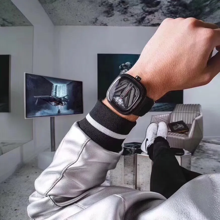 【Authentic Tmall】💰1640! Seven Fridays-Sevenfriday M3/01! Come on guys! Support nfc anti-counterfeiting! The talented designers at Seven Fridays have used spaceships as inspiration to create an all-new launcher piece, with a sandblasted and polished black and gun metal disc forming an aerodynamic Y-wing marking the seven-star logo at the seven hour mark. The Y-wing shape leaves room to display three overlapping white discs indicating the time, minutes and seconds read from left to right. A forward red highlight displays the time on the left at the 9H mark, and a forward red arrow indicates the minutes on the right. The seconds are in increments of 5 on the identification plate. The asymmetrical placement of decorative screws on the upper disc enhances the industrial spirit of this edition! Paired with leather and rubber straps, the all-black concept is coming.